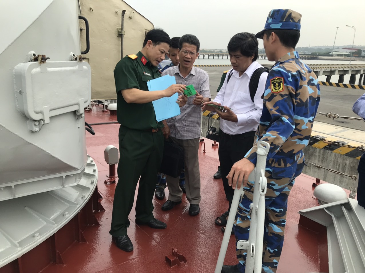 Làm chủ hệ thống điều khiển pháo tàu AK176M